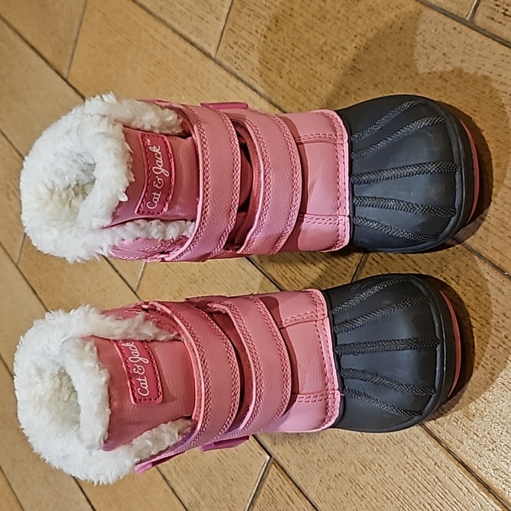 Like new, toddler pink winter boots size 10